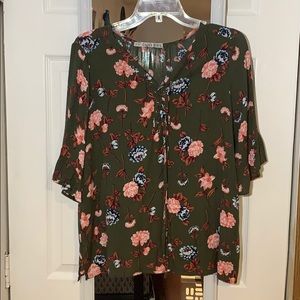 Green-Flowered Mid-Sleeve Shirt